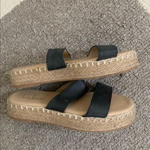 Lulu slightly platformed sandals🖤🖤